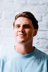 Retrato de homem sorrindo em luz natural